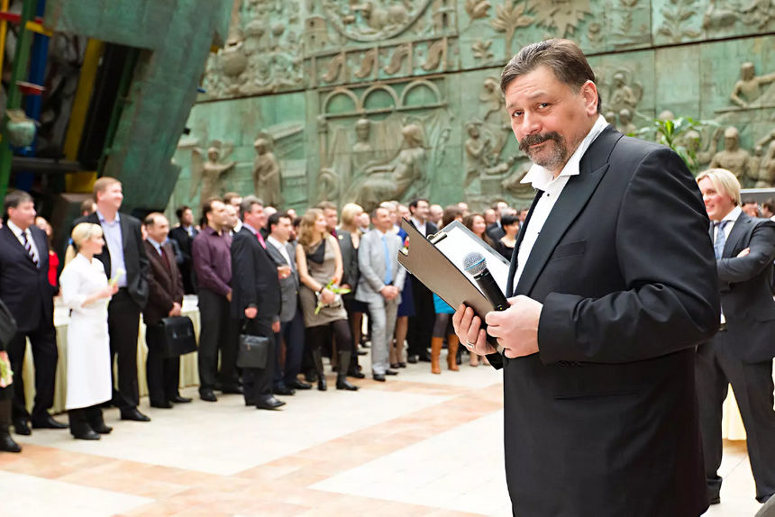 Увольнение из МХТ, эмиграция и сатирические стихи о России: куда пропал и где сейчас осудивший СВО Дмитрий Назаров