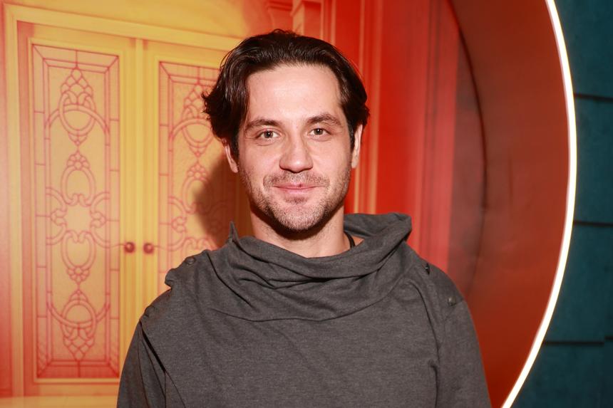 Накидался коктейлями и ушел в отрыв: женатый на Арнтгольц Богатырев обнимал и ласкал незнакомку в баре