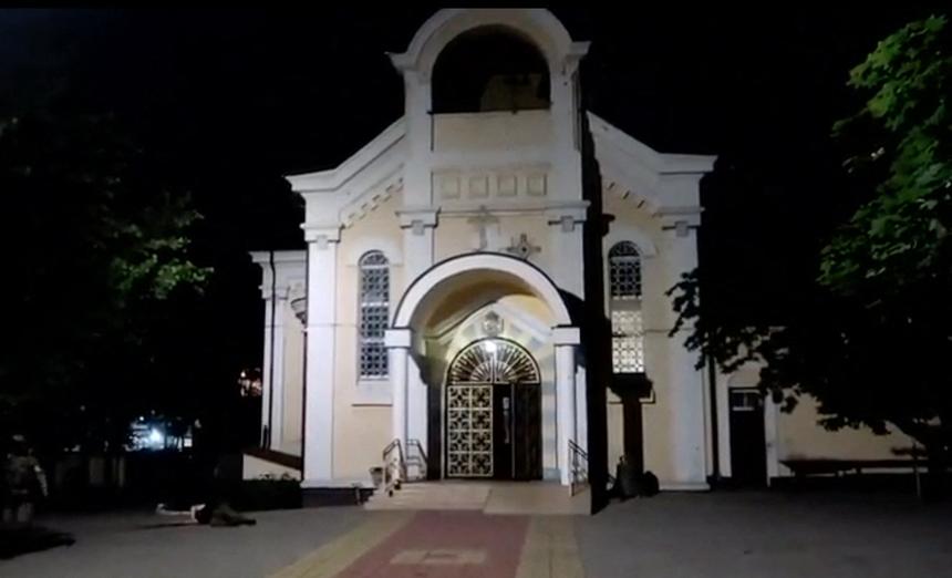 «Он стрелял до последнего»: очевидица теракта в Махачкале рассказала о подвиге охранника церкви