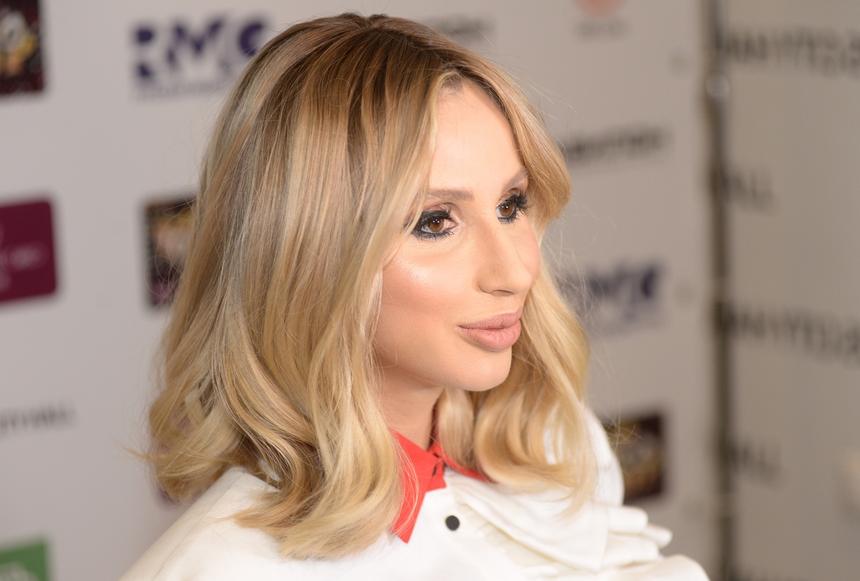 «Хочет на российский рынок зайти»: Светлана Лобода сняла клип в цветах флага РФ