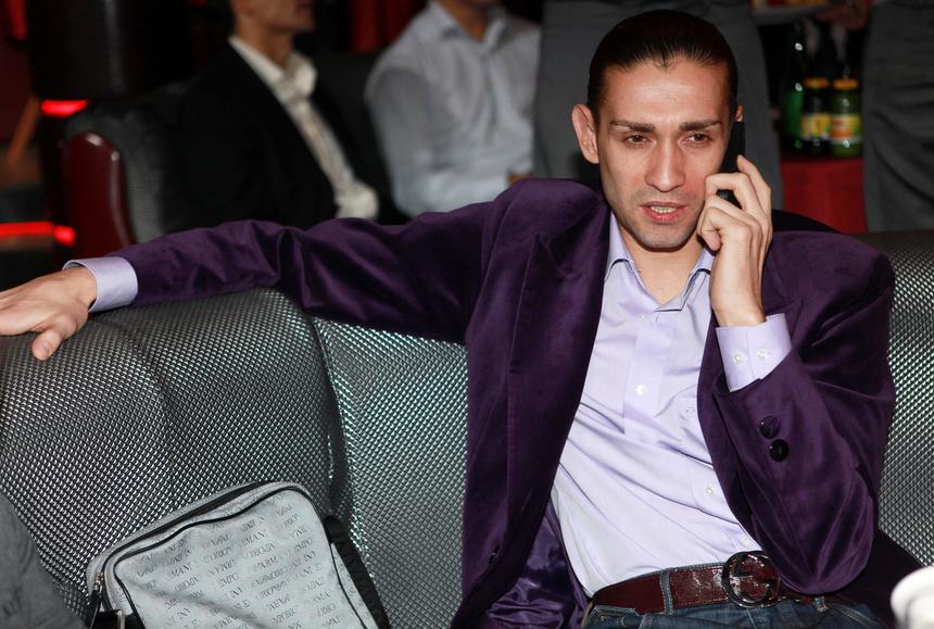 Влюбившийся в 22-летнюю Эвелину Сынче футболист Руслан Нигматуллин уколол жену