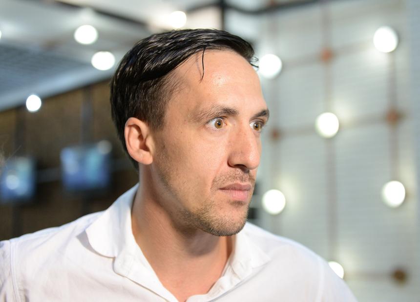 Уехавший из РФ актер Артур Смольянинов* выступает в ресторанах Латвии за 50 евро