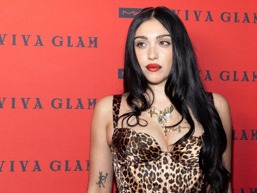 Дочь Мадонны сняли на улице с торчащим из-под обтягивающей одежды животом: совсем не похожа на мать