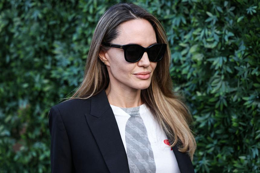 Почти скелет: поклонники обеспокоены экстремальной худобой Анджелины Джоли