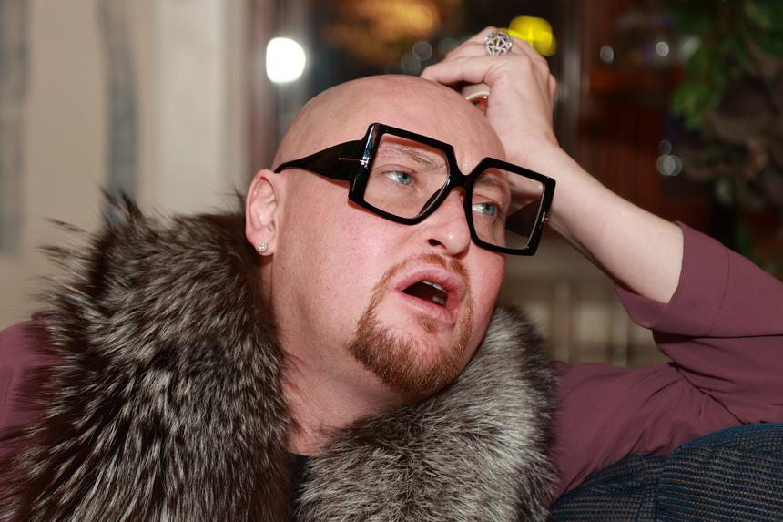 «Недорого»: певца Шуру заметили подметающим улицы Москвы шваброй