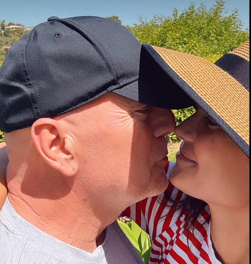 Жена тяжелобольного Брюса Уиллиса показала фото с актером в свой день рождения