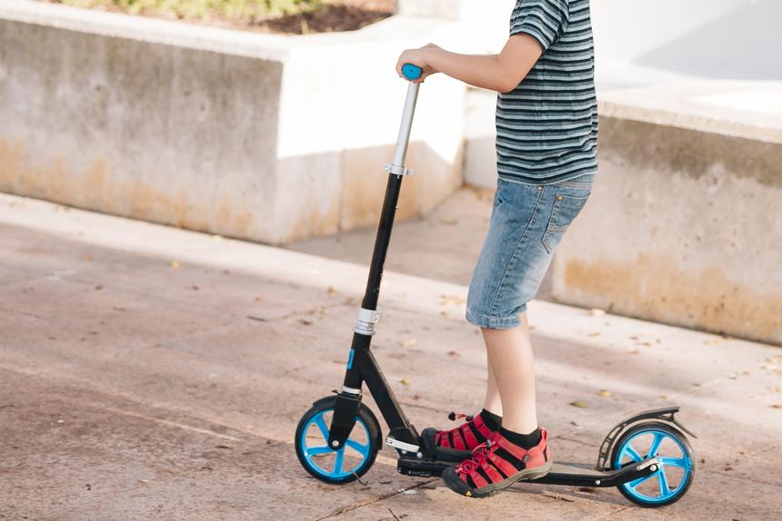 В Москве подросток кинул самокат и попал в голову пятилетней девочке