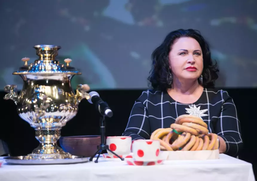 «Из другого поколения, но мне это нравится»: Надежда Бабкина впервые ответила на слухи о романе с 33-летним помощником