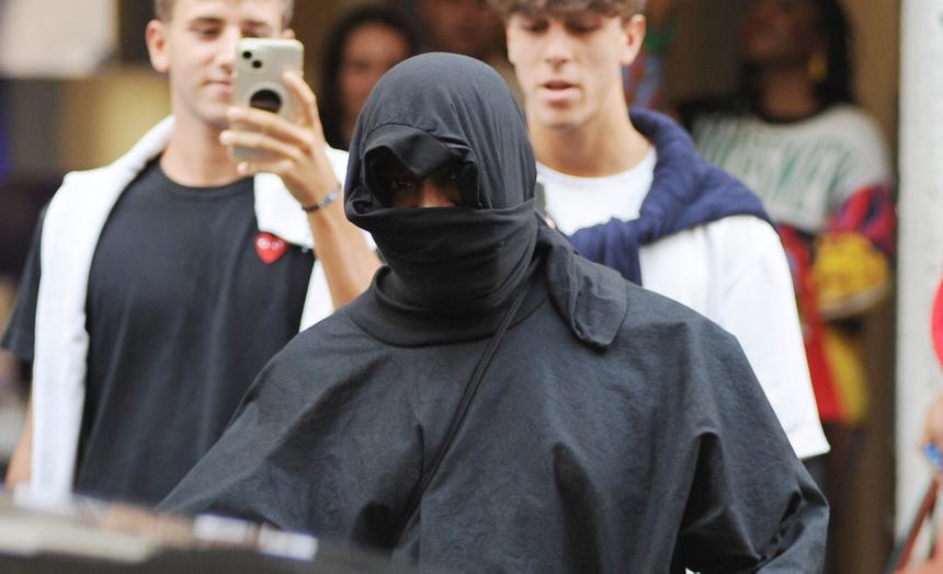 Экс-сотрудники компании Канье Уэста подали на него в суд из-за жестокого обращения