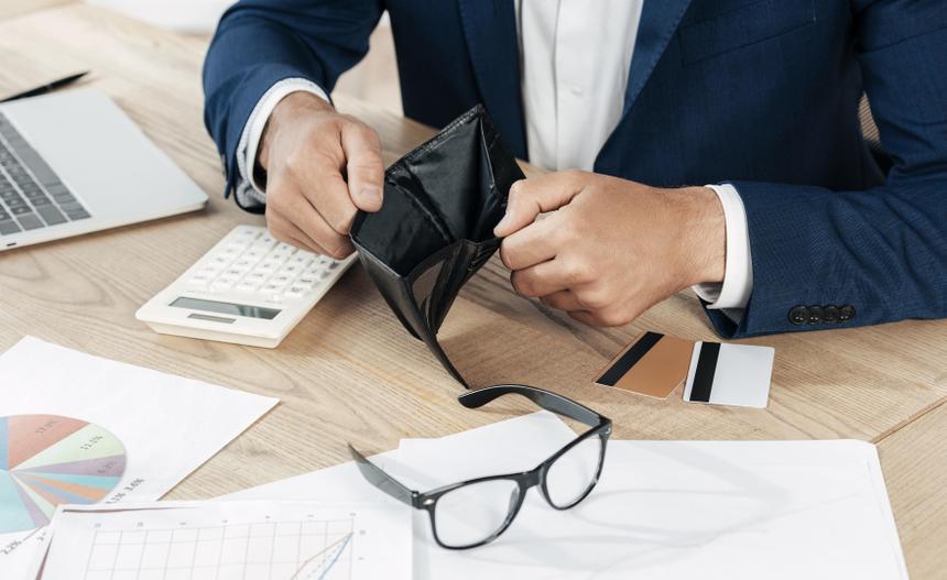 Блогеру-трансгендеру Андрею Петрову заблокировали счета из-за долгов