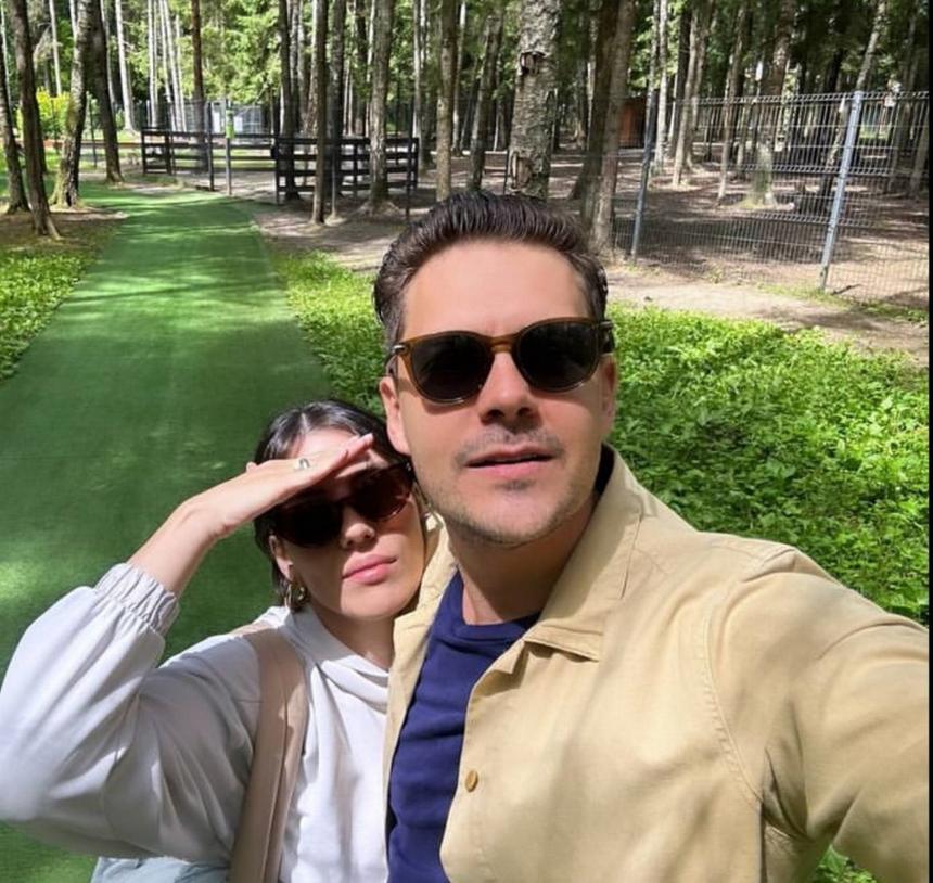 36-летний актер Милош Бикович показал редкое фото с женой и маленьким сыном