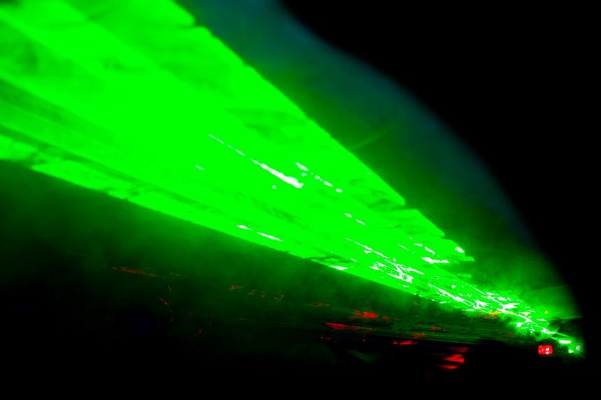 Находились на высоте 4200 футов: пилоты доложили об ослеплении лазером на подлете к аэропорту Внуково