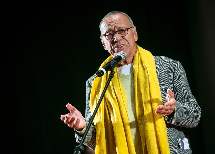 Андрей Кончаловский поскандалил на сцене с Андреем Смирновым и потребовал от него извинений