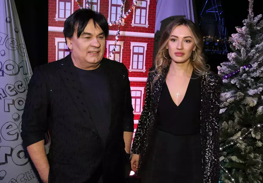 «Ей поют дифирамбы. За что?!»: певец Серов резко высказался о своей дочери Мишель