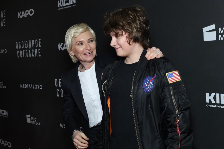 Певица Диана Арбенина вывела в свет рожденных в США двойняшек