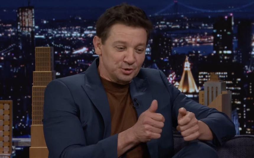 «Я помню, как треснул мой череп»: актер Джереми Реннер смог восстановиться после 38 переломов