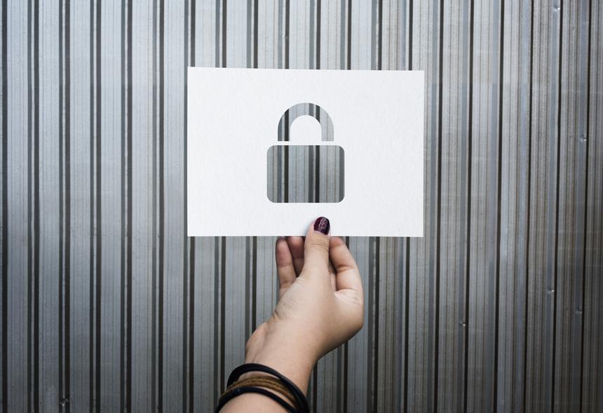 Роскомнадзор заблокировал знаменитый зарубежный фильм из-за ЛГБТ-контента*