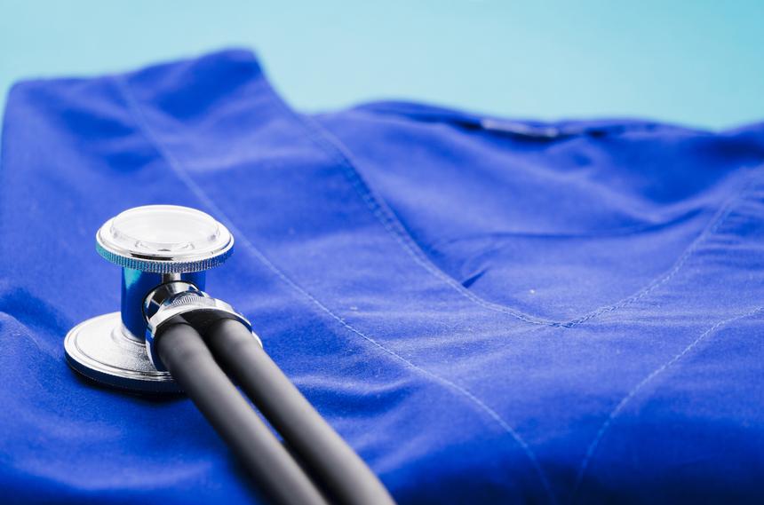 Подмосковные врачи достали клеща из уха пенсионера