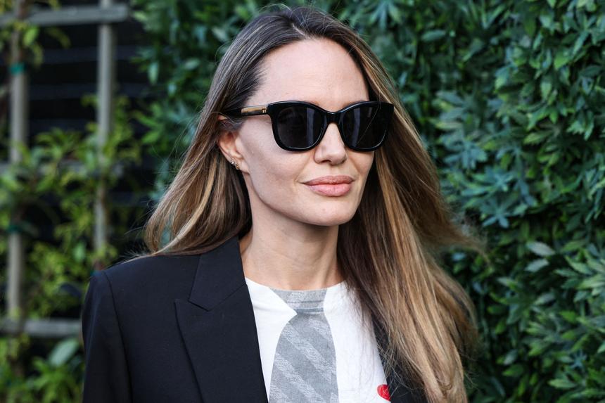 Дети Анджелины Джоли переживают за состояние актрисы