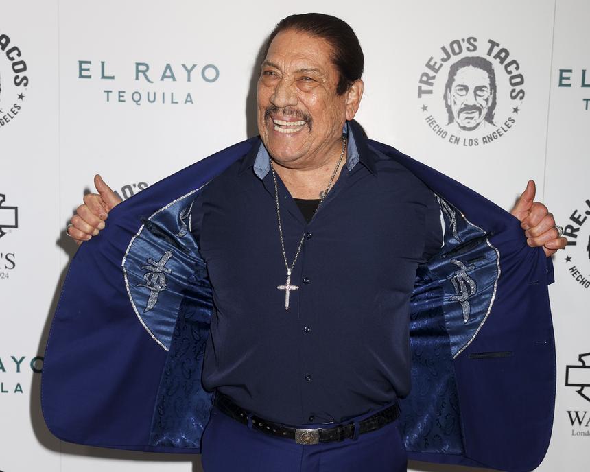 Звезда «Мачете» накинулся на прохожих из-за брошенного в него шарика с водой