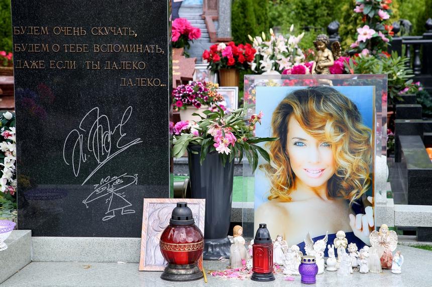 «Все сложнее осознавать, что тебя нет»: сестра Жанны Фриске пришла на могилу певицы в день ее 50-летия