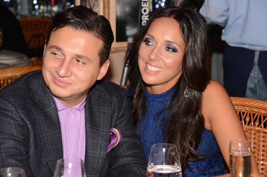 «Он хочет сохранить семью»: что происходит между объявившими о разводе Алсу и Яном Абрамовым