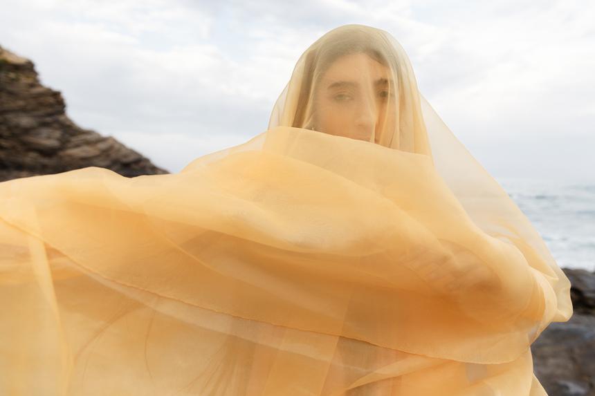 Никакой восточной сказки: Жади убирает вещи и опускает крышку унитаза за Лукасом спустя 22 года после «Клона»