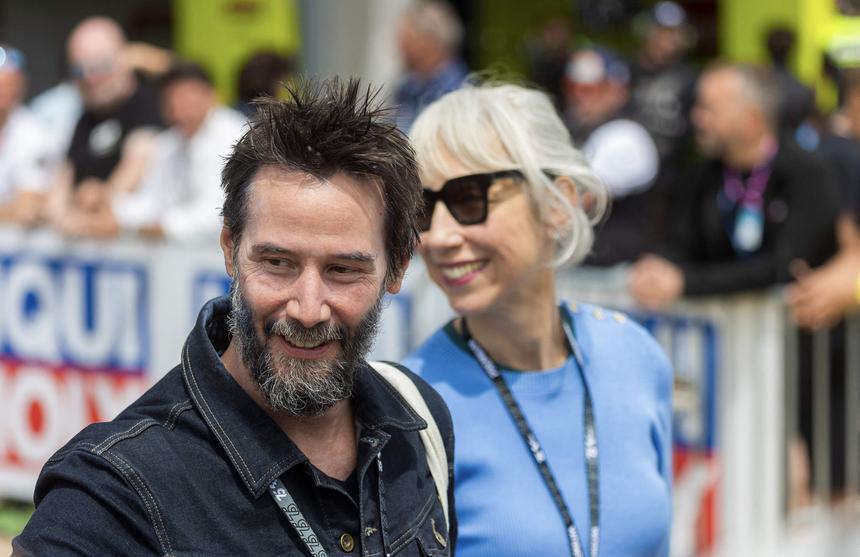 Актер Киану Ривз с поседевшей бородой пришел на мотогонки с возлюбленной Грант