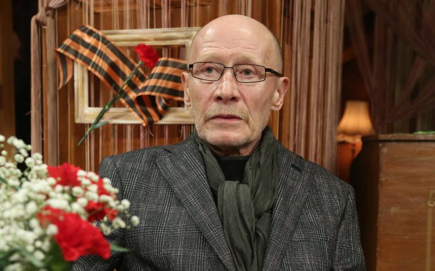 Деревянный крест, сорняки и отсутствие цветов: как выглядит могила Виктора Проскурина спустя 4 года после похорон