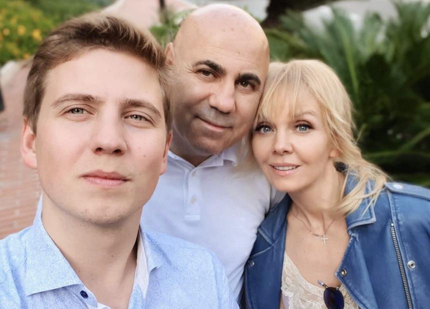 29-летний сын певицы Валерии Артемий показал фото с тайной свадьбы в Швейцарии