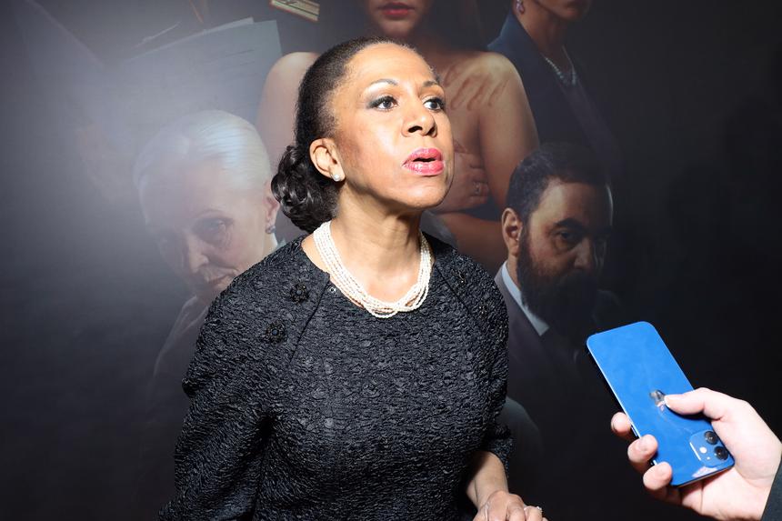 Ведущая свадьбы Алсу и Абрамова в 2006 году Елена Ханга заступилась за предполагаемую любовницу бизнесмена