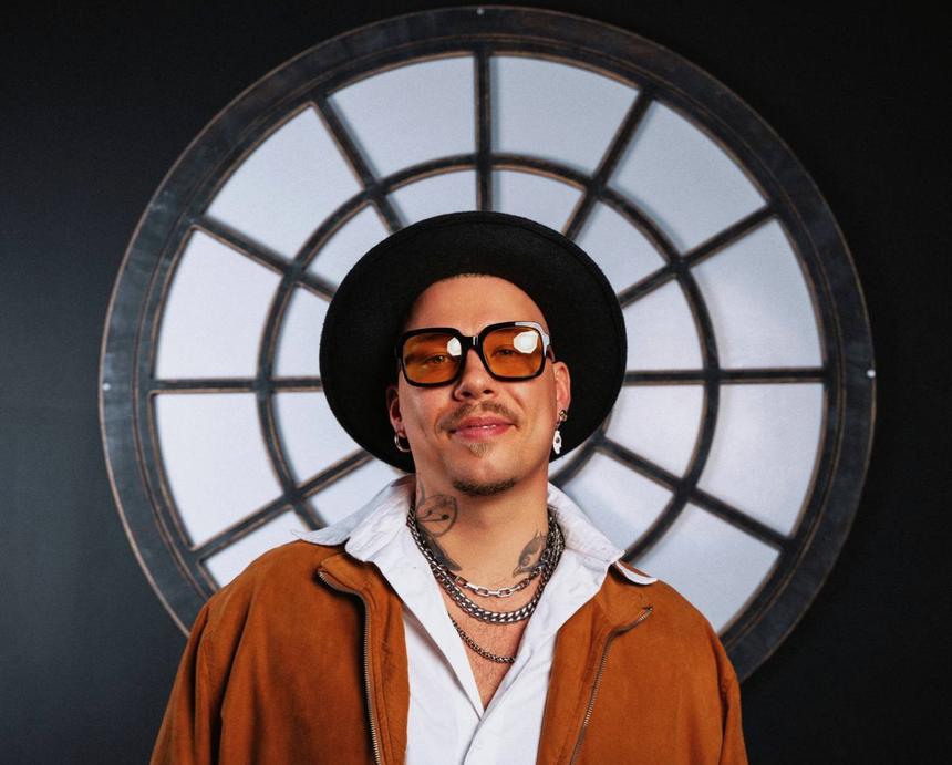 Экс-солист группы «Банд'Эрос» Владимир Солдатов похудел на 20 кг для съемок клипа с Валей Карнавал