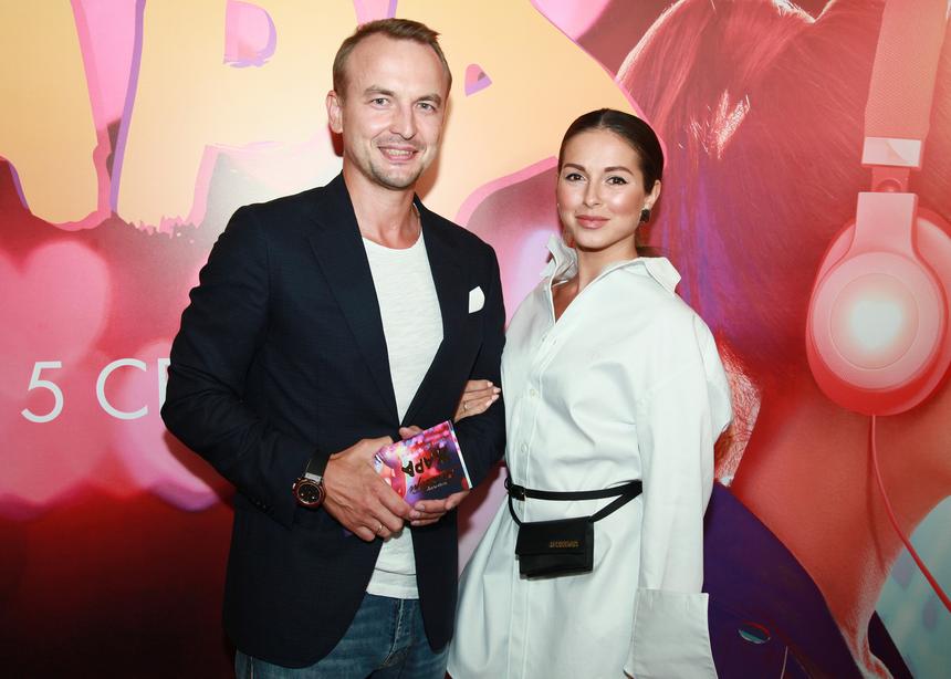 Не пустили в самолет: мужа Нюши Игоря Сивова развернули на таможне перед вылетом в Европу