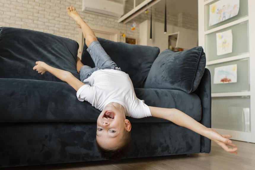 В Москве четырехлетний мальчик прыгал на диване и вылетел в открытое окно