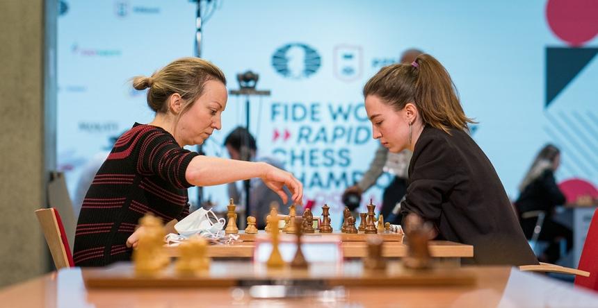 Виктория Лоскутова (справа) играет с Елизабет Петц