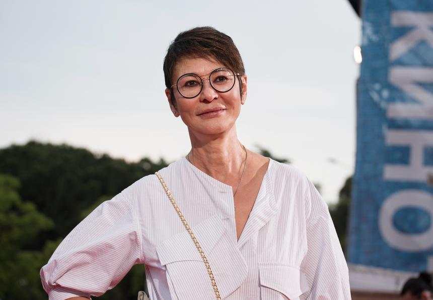 «Рыдать, плакать, разбивать посуду»: Хакамада дала совет, как пережить болезненный разрыв