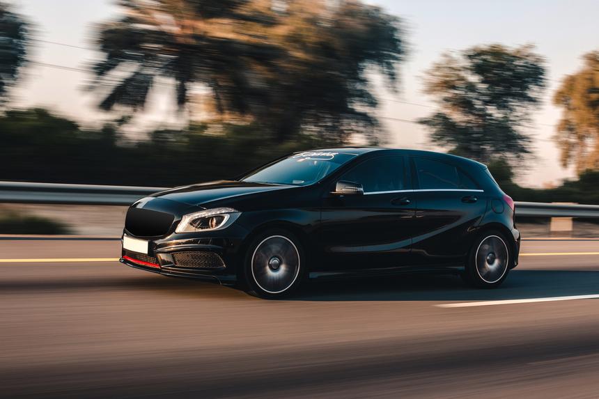 Мужчина за рулем автомобиля улетел с моста, выругался на китайском и пропал