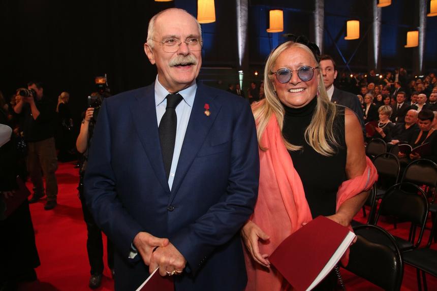 «Ну и скорости у молодежи»: Татьяна Михалкова поздравила 21-летнюю внучку со свадьбой