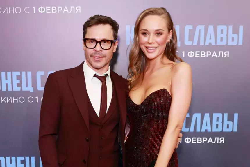 48-летний актер Павел Деревянко публично признался возлюбленной в чувствах