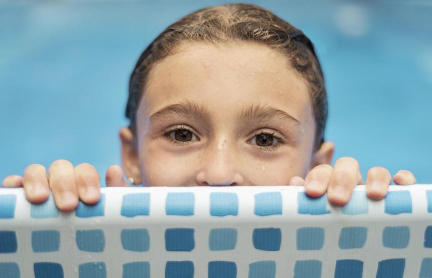 Малыша разморило: вода из бассейна едва не убаюкала двухлетнего детсадовца насмерть