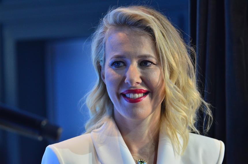 «Я давно знаю истинную причину»: подруга Глюкозы Ксения Собчак впервые прокомментировала позор певицы в Красноярске