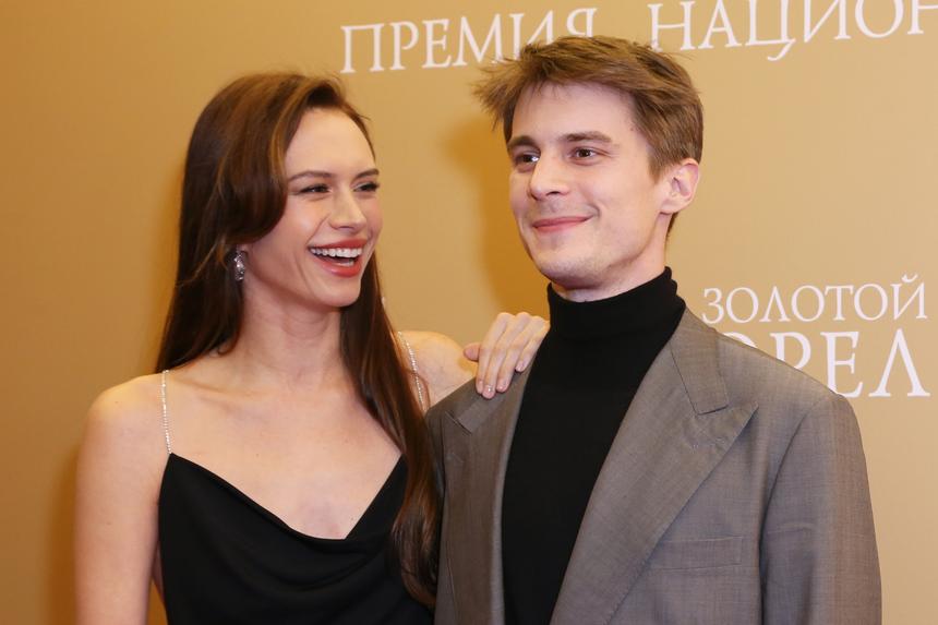 Позирует в закрытом купальнике: Диана Пожарская вместе с мужем Иваном Янковским отправилась в отпуск