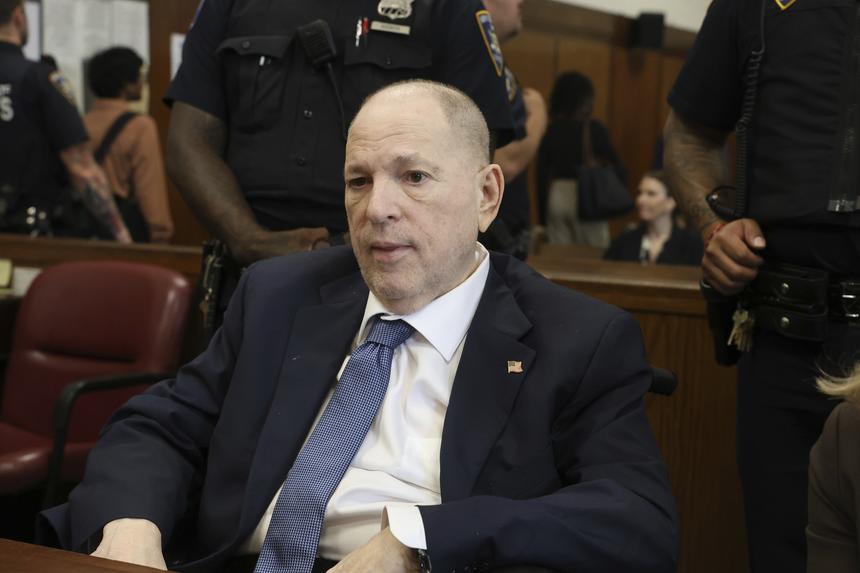 В США госпитализировали осужденного за домогательства Харви Вайнштейна