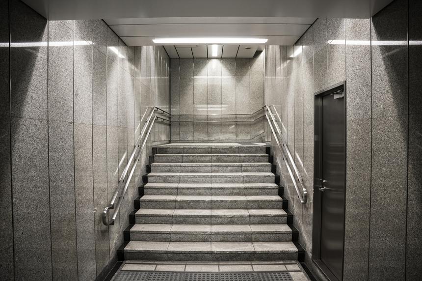 Зашел за ней в подъезд: мужчина набросился на женщину с бутылкой и перцовым баллончиком