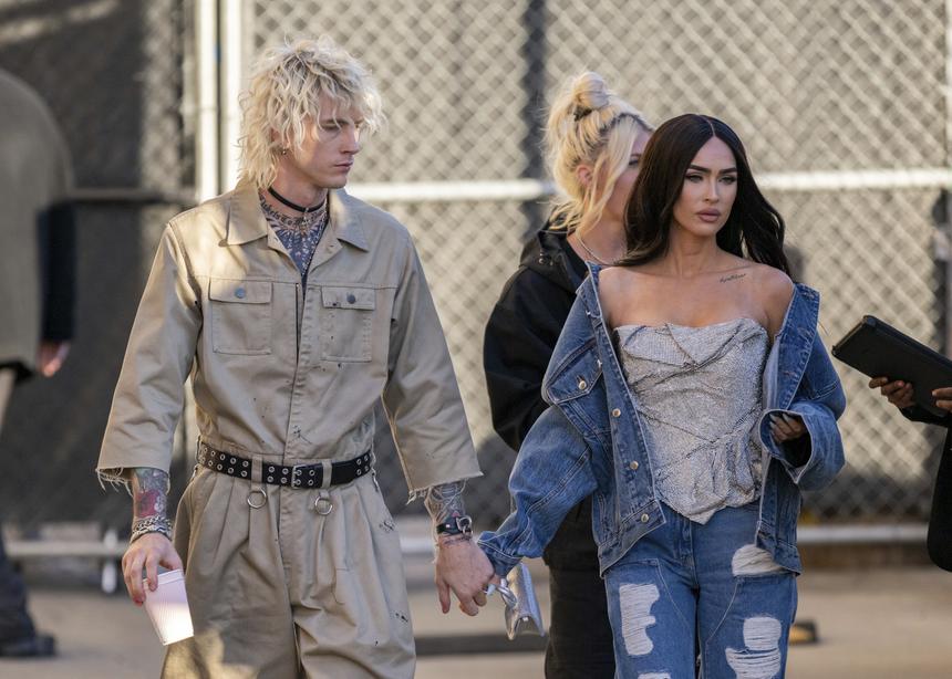 38-летняя Меган Фокс спровоцировала слухи о беременности от Machine Gun Kelly