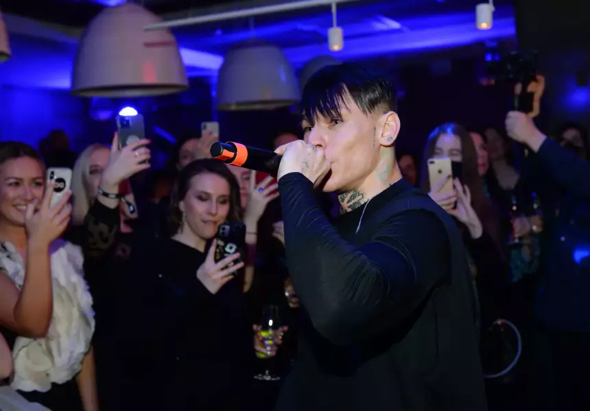 «Не буксуйте, пацаны»: Niletto пришлось разнимать подравшихся на концерте зрителей