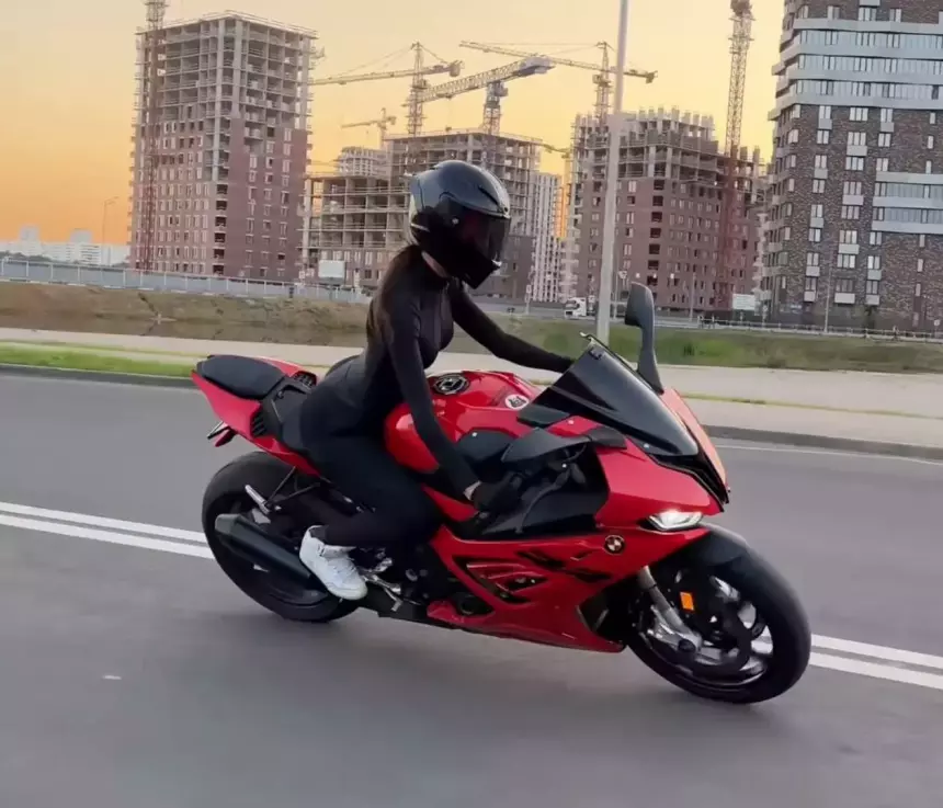 Открытый гроб и белые цветы: в Москве простились с погибшей в Турции МотоТаней