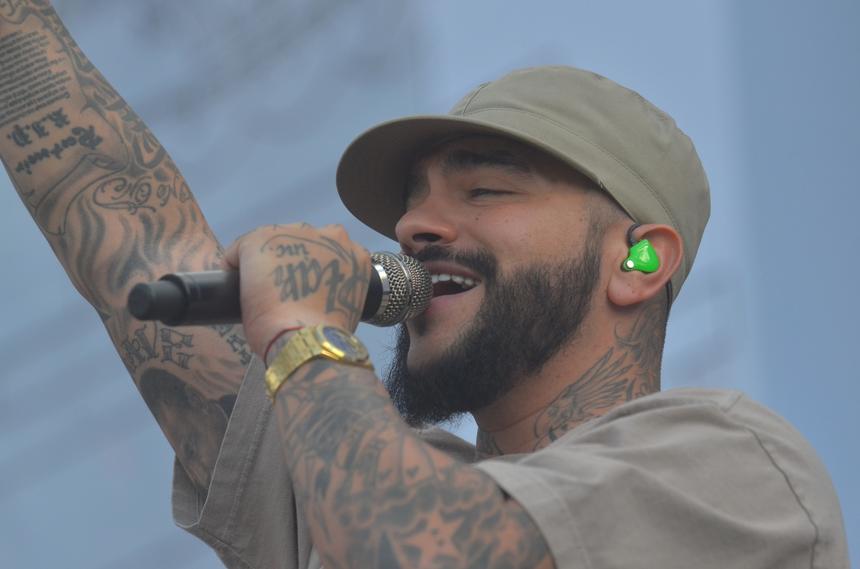 Большинство звезд выбирают именно этот цвет: почему улыбка Тимати выглядит стандартно и не идет его смуглому лицу