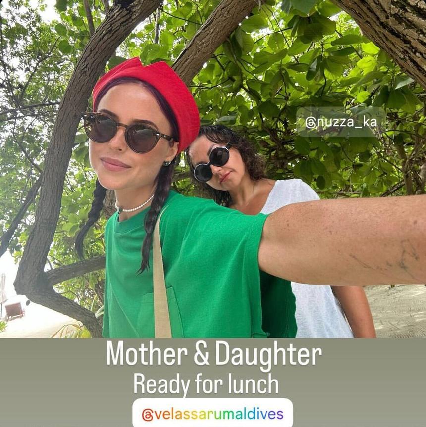 Звезда «Папиных дочек» поделилась редким фото с матерью, которая родила ее в 18 лет