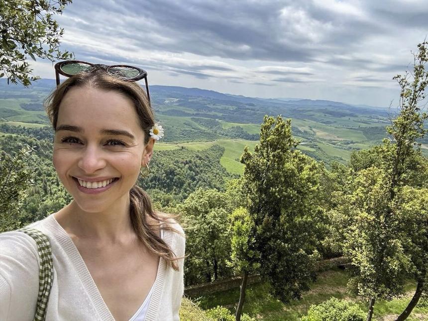 Облегающий верх подчеркнул фигуру: звезда «Игры престолов» Эмилия Кларк удивила фанатов сильной худобой